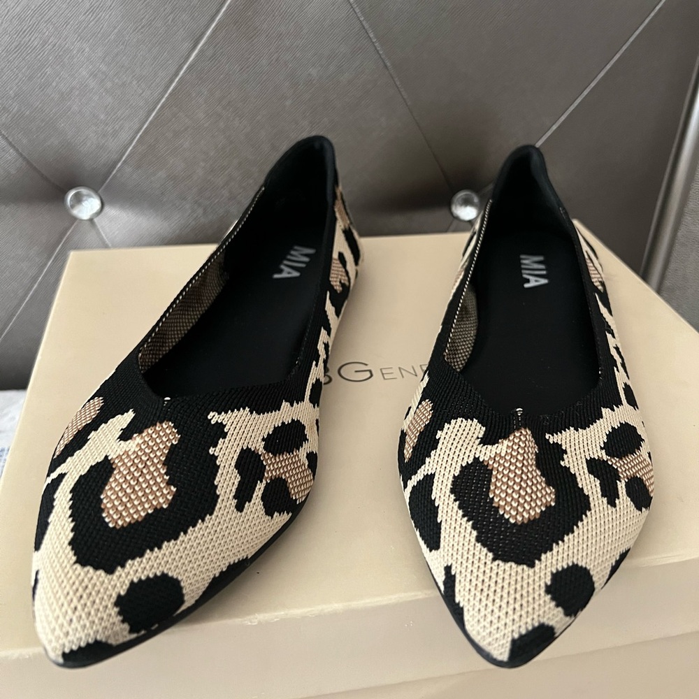 MIA Women's Black and Tan Patterned Flats